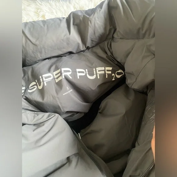 Aritzia TNA The Super Puff₂O™ Mid In Coal Grey - Picture 6 of 16